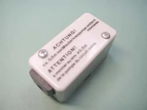 Weißer Kunststoffsensor mit Beschriftungen in Deutsch und Englisch, hergestellt von Remeha. Der Sensor hat eine rechteckige Form und ist zur Befestigung mit Schrauben geeignet.